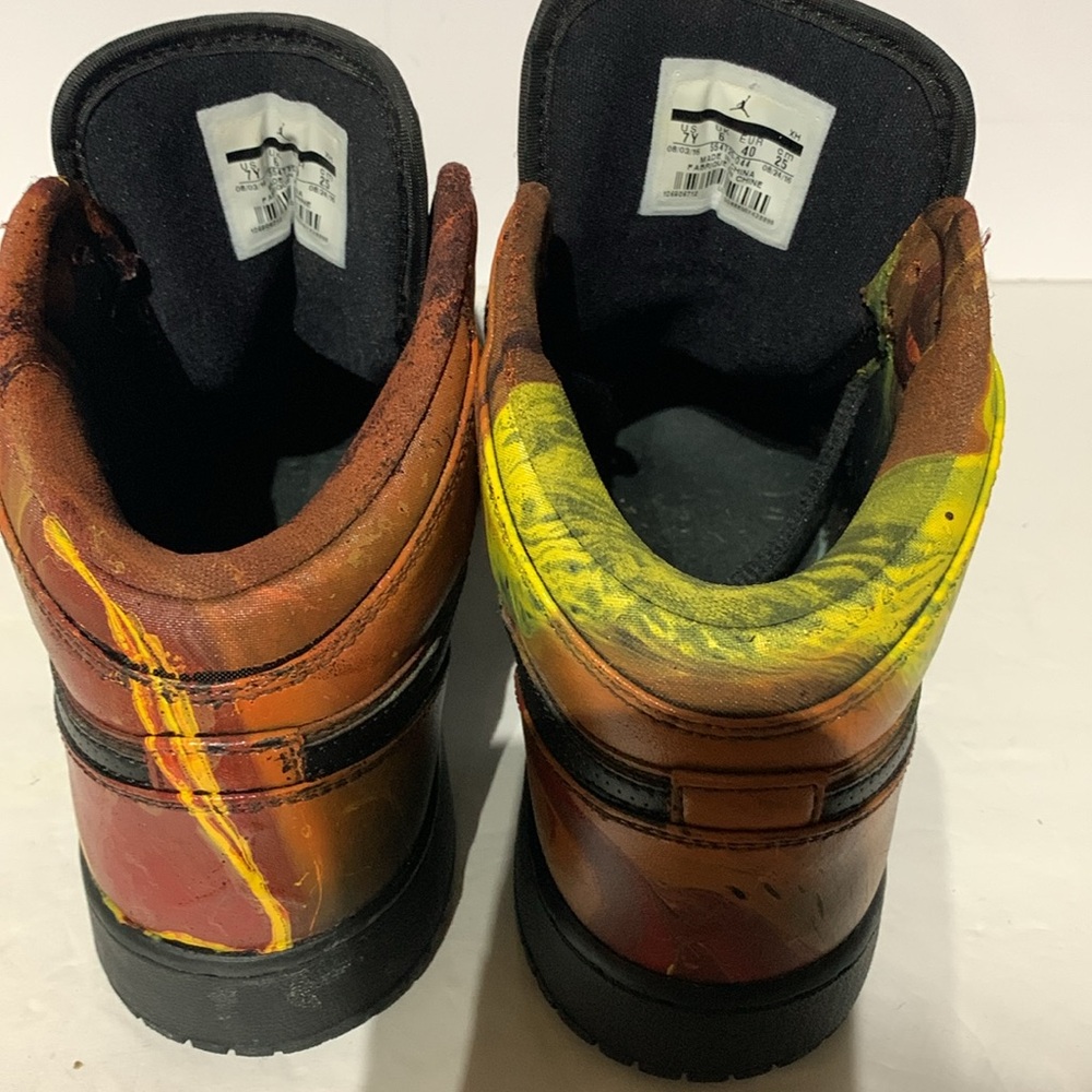 Nike Jordan Air Retro Mid Black graffiti style from 08/03/16 Model 554725–044 - Picture 4 of 11